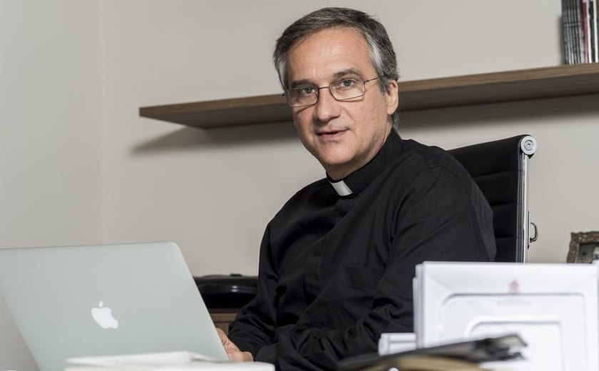 Chefe da comunicação do Vaticano renuncia