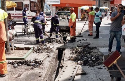 Prefeitura retira quatro toneladas de lixo de canaletas de drenagem na Rua do Comércio