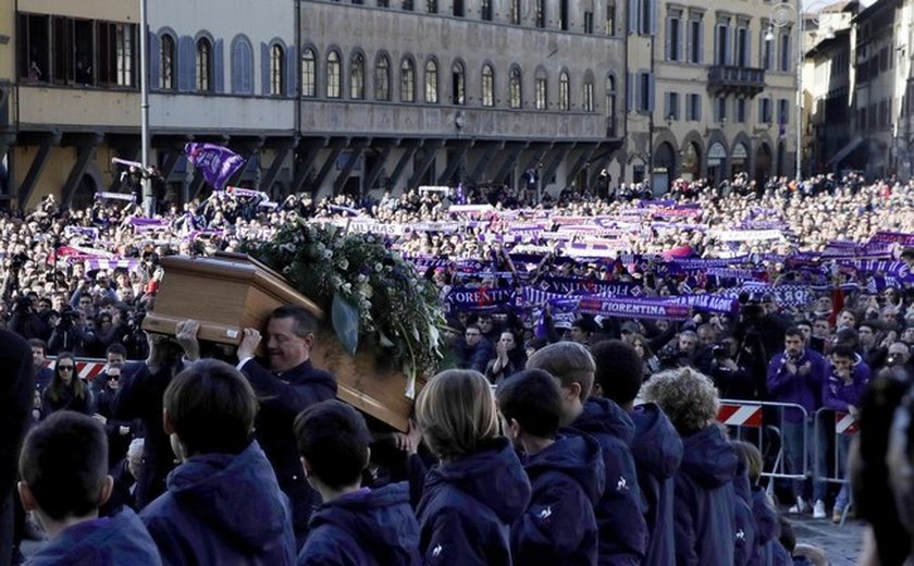 Buffon, Chiellini e Totti se unem à multidão de fãs no funeral de Astori