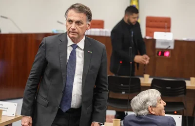 PF encontra no celular de Bolsonaro pedido de asilo a Milei, da Argentina