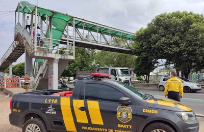 SMTT orienta pedestres sobre travessia segura com a interdição na passarela do Canaã