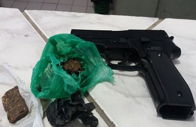 Força Tática da 4ª Companhia Independente apreende droga e simulacro de pistola na cidade de Capela