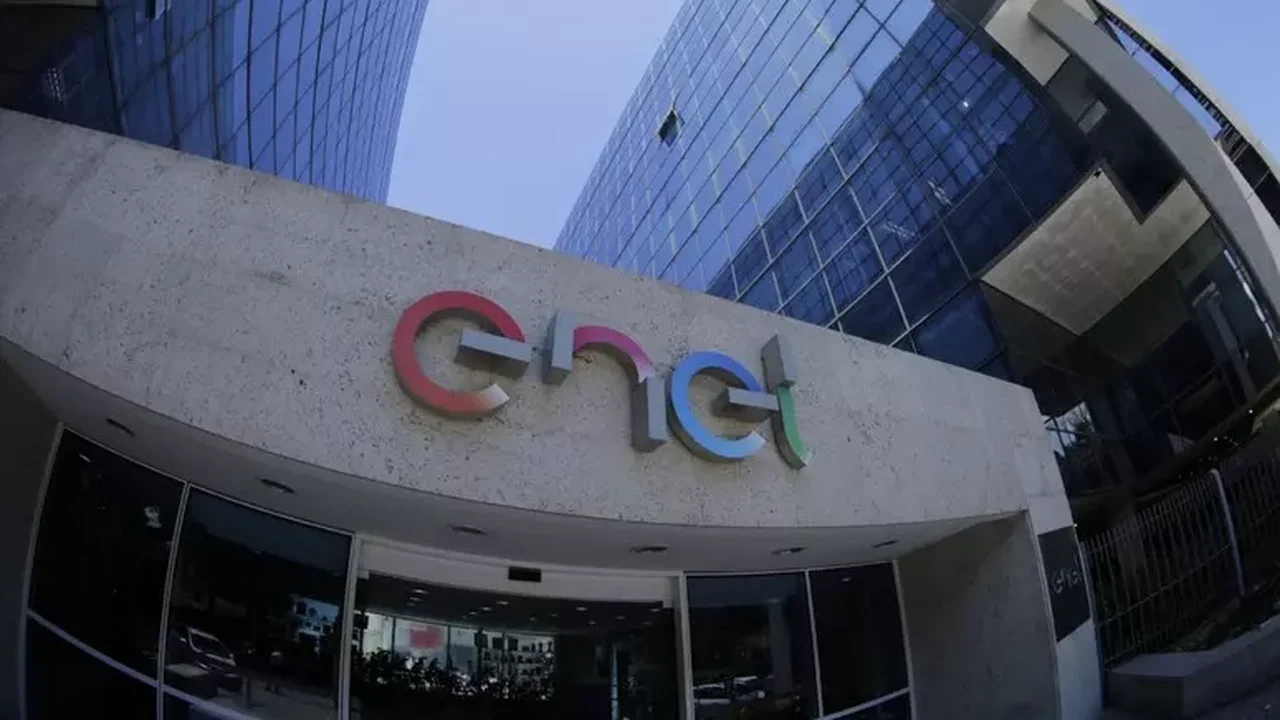 Enel realiza ação de troca de lâmpadas e atendimentos; veja datas e locais
