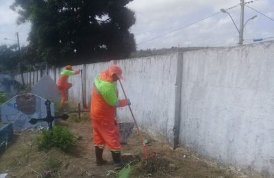 Agentes reforçam limpeza de cemitérios para o Dia de Finados