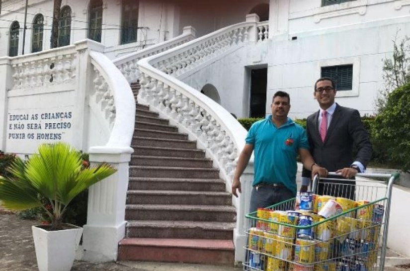 Lar São Domingos recebe latas de leite arrecadadas em seleção de estagiário da PGE