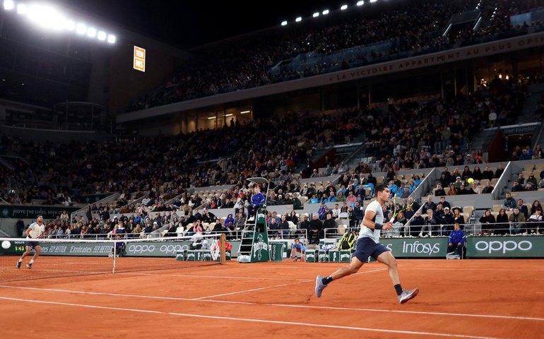 Aplaudido e dando show, Alcaraz chega às quartas em Roland Garros pela 1° vez