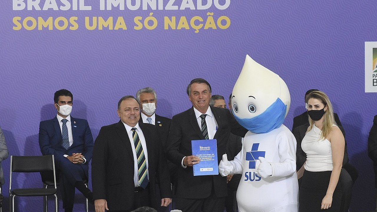 “SUS vai ter prioridade nas vacinas produzidas no Brasil”, afirma Pazuello