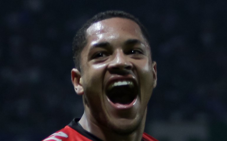 Vitor Roque desembarca em Barcelona e pode fazer estreia contra o Las Palmas no dia 4