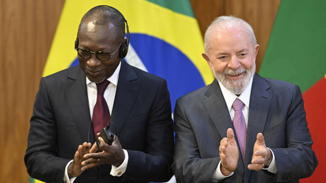 Lula critica cobrança de dívidas de países pobres ao lado do presidente do Benim
