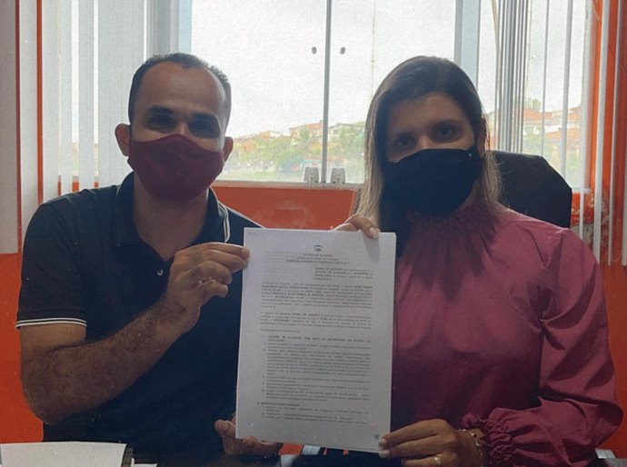 Prefeita Marcela Gomes assina termo de adesão de Novo Lino ao Selo Unicef e o Escola 10