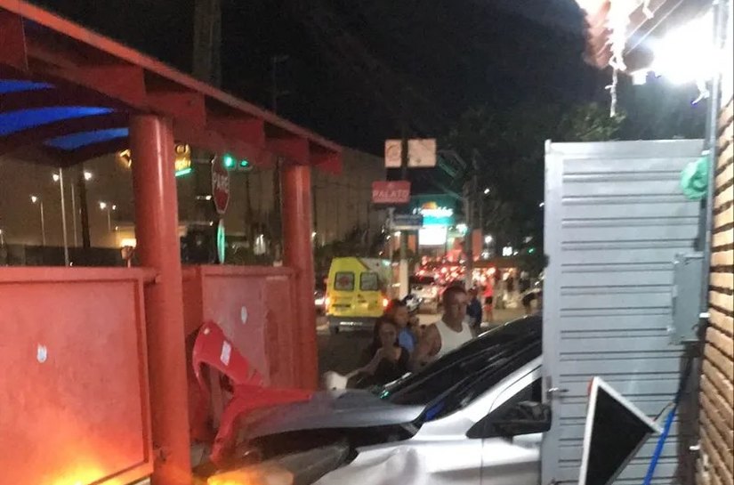 Motorista dorme no volante e carro invade ponto de ônibus, na Mangabeiras