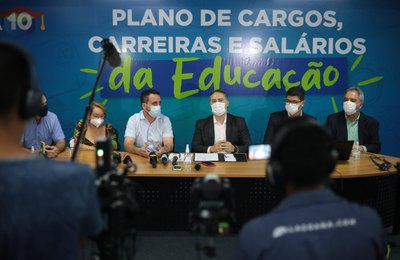 Governador assina sanção do novo PCCS da Educação e servidores terão quatro salários reajustados em 2021