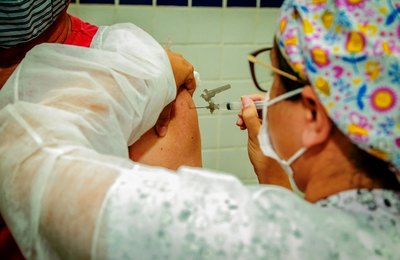 Penedo recebe vacinas Coronavac para completar 2ª dose da imunização