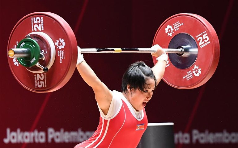 Atleta da Coreia do Norte volta a competir após quatro anos e bate recorde mundial em levantamento de peso