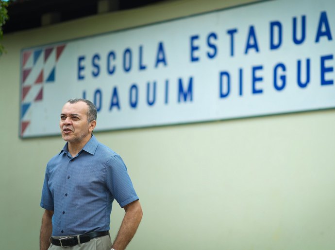 De volta para casa: após 20 anos, professor retorna à escola onde estudou e conquista alunos com a arte