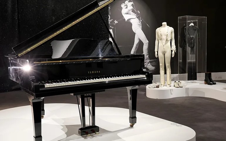 Piano de Freddie Mercury será leiloado por até R$ 3,75 milhões em Londres