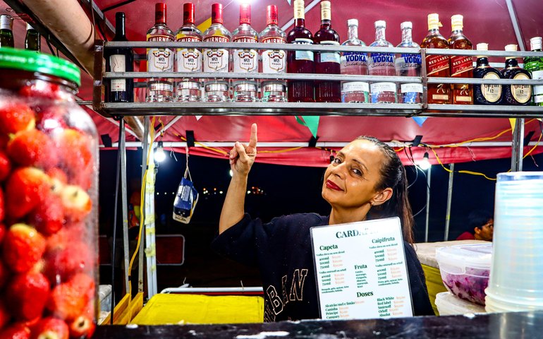 Ambulantes comemoram sucesso de vendas no encerramento do São João Massayó 2025