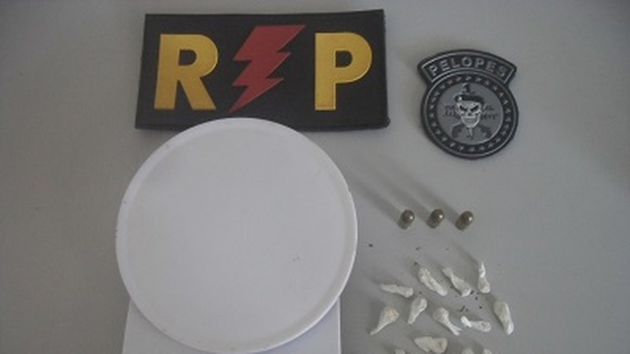 PM recupera veículo roubado e apreende droga