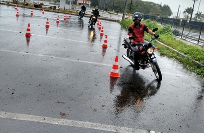 Programa Moto Amiga e Detran promovem Curso de Pilotagem Defensiva
