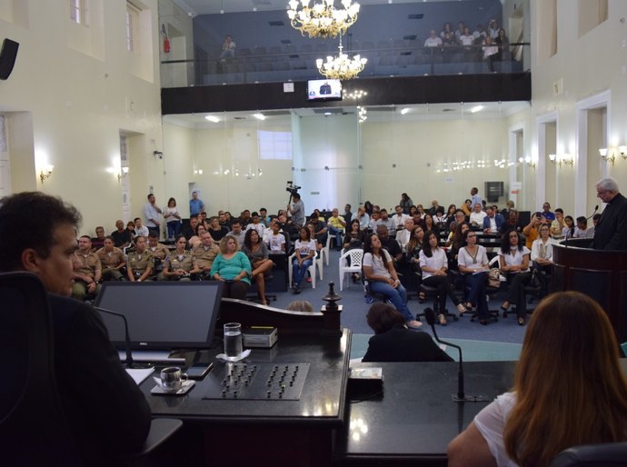 Sessão especial busca alternativas de combate às drogas e à violência