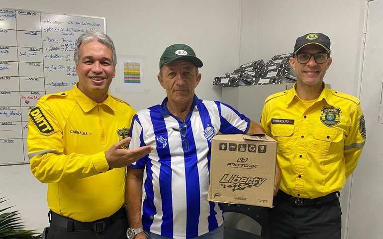 Motociclista recebe capacete novo em sorteio promovido pelo DMTT