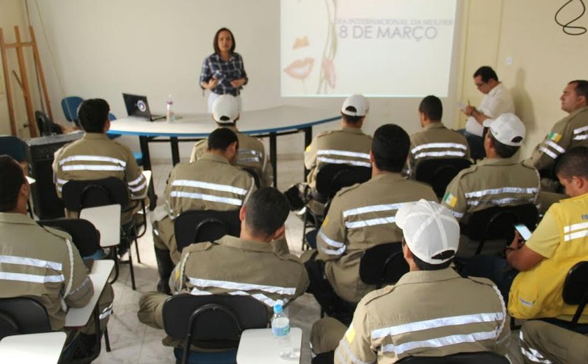 Agentes de trânsito de Arapiraca começam semana com palestra sobre violência contra a Mulher