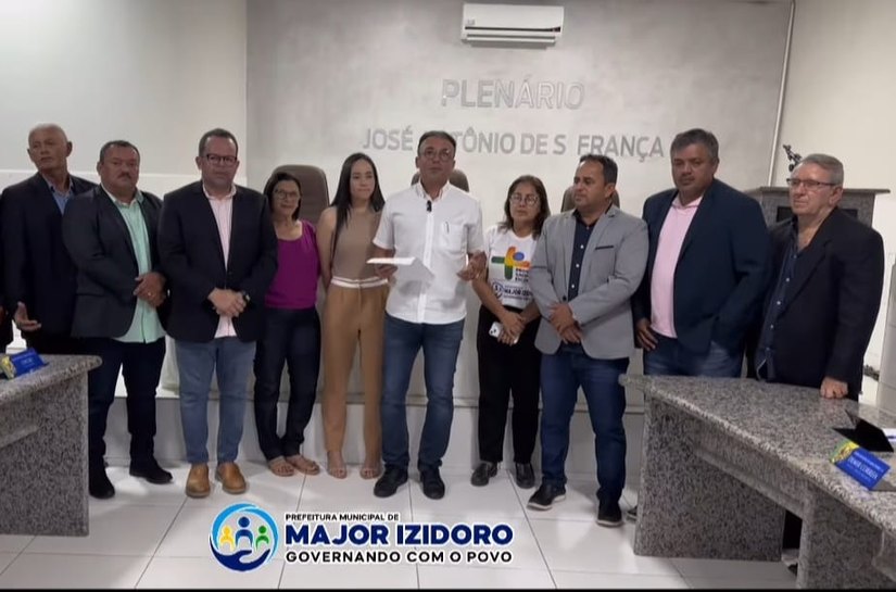 Prefeito Theobaldo entrega na Câmara projeto de lei que institui piso da Enfermagem em Major Izidoro