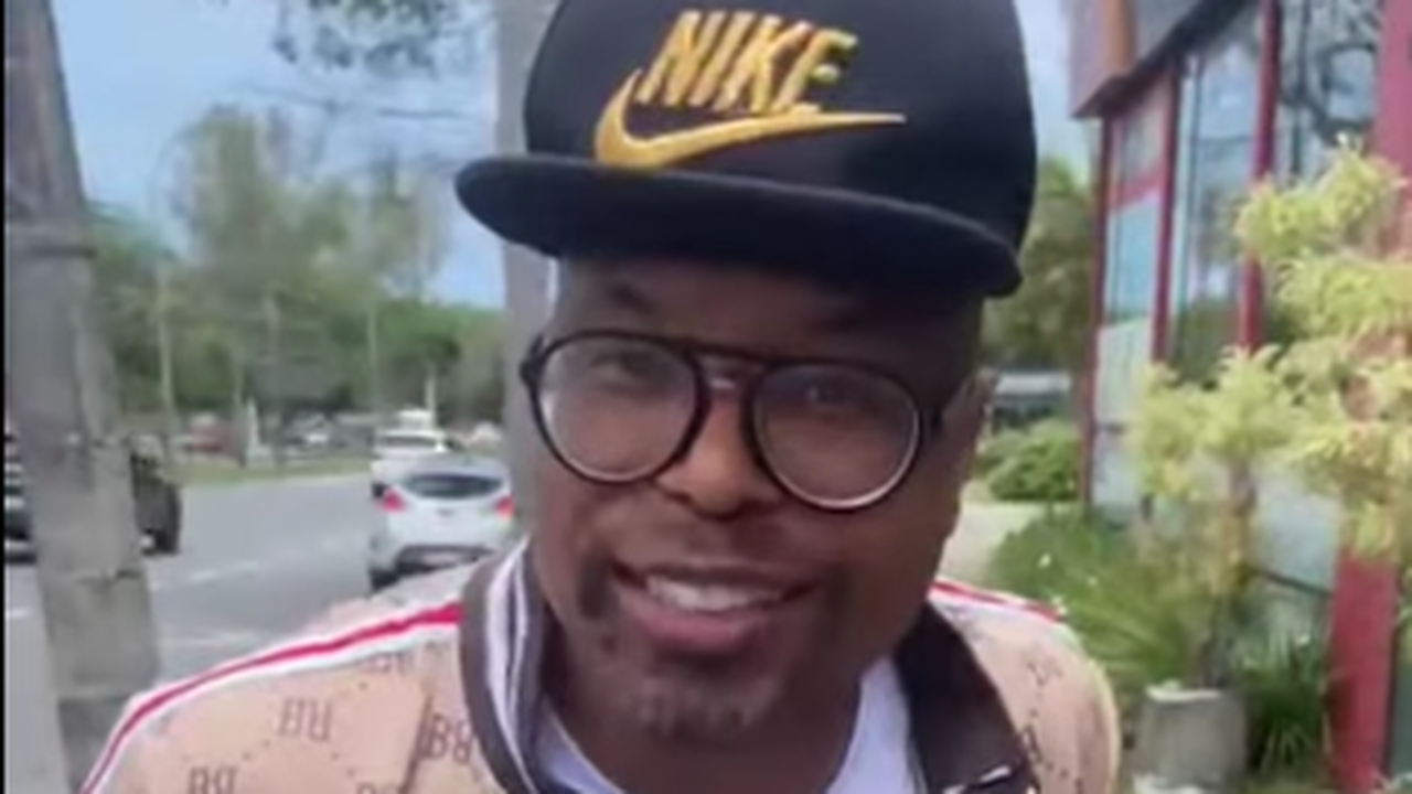 Buchecha comparece ao velório de jovem morta na Linha Amarela; artista cantou em seu casamento