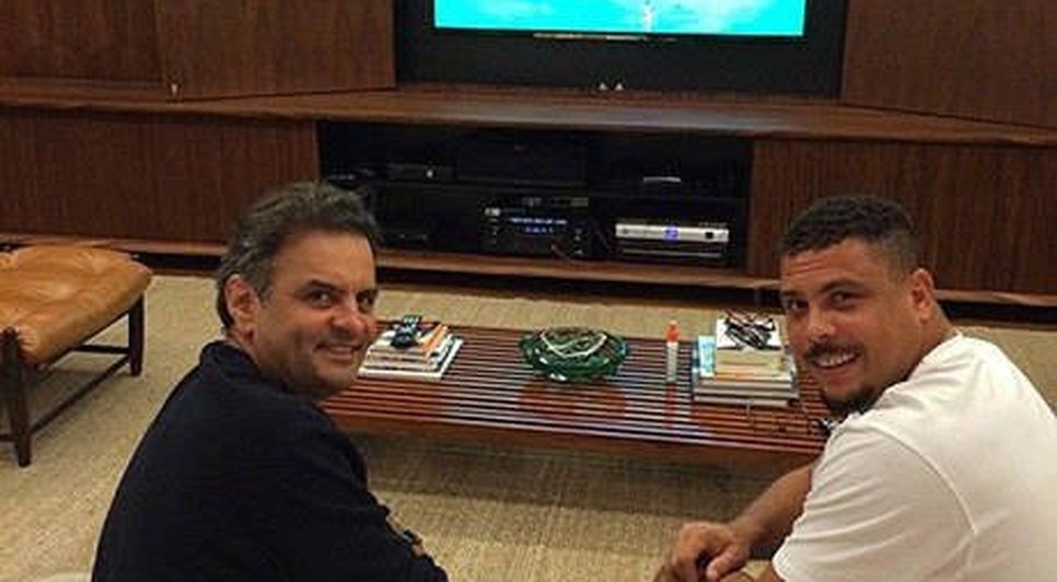 Aécio e Ronaldo assistiram ao jogo do Cruzeiro na quarta-feira (30) Reprodução/Facebook