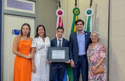 Câmara Municipal homenageia estudante campeão em olimpíadas de conhecimento nacionais
