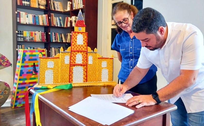 Prefeito de Viçosa faz cessão de boxes do Pavilhão do Artesanato