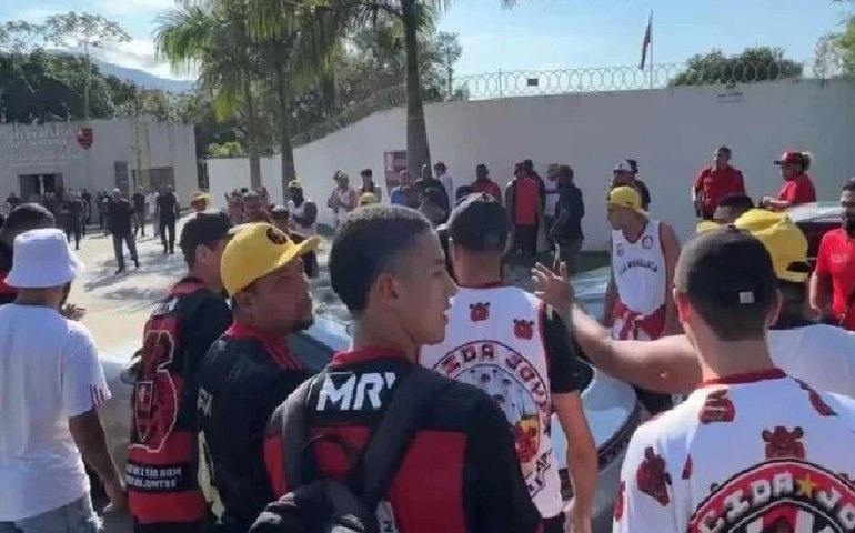 Torcedores fazem protesto em frente ao CT do Flamengo na véspera do Fla-Flu