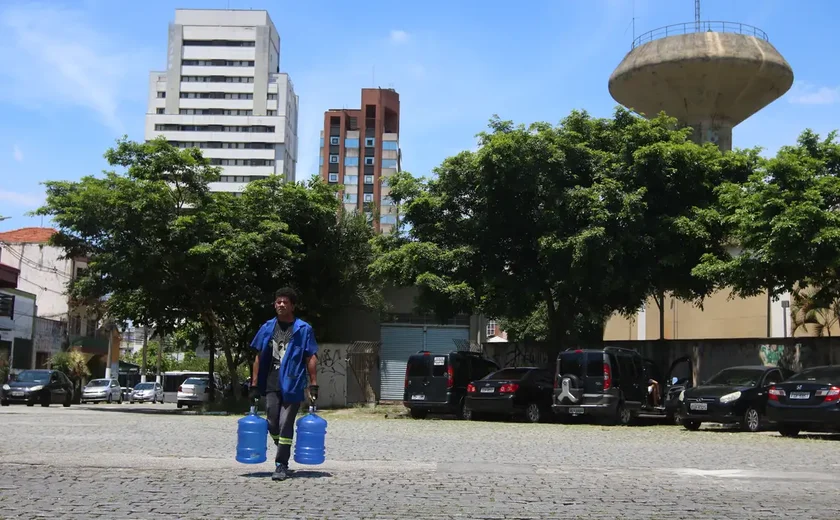 Após privatização, Sabesp registra mais receita, demissão e vazamentos