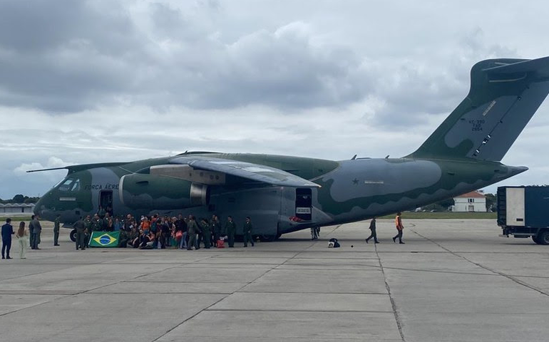 Novo voo de repatriação desembarca no Brasil com 66 brasileiros e três bolivianas