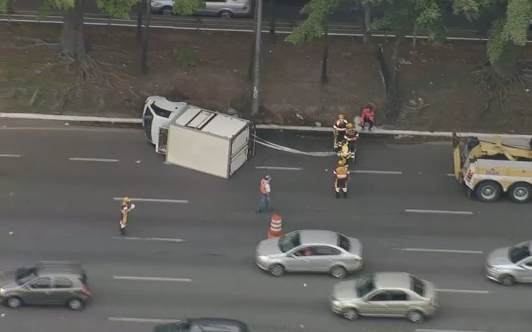 Caminhão tomba na Marginal Pinheiros; parte da via é interditada
