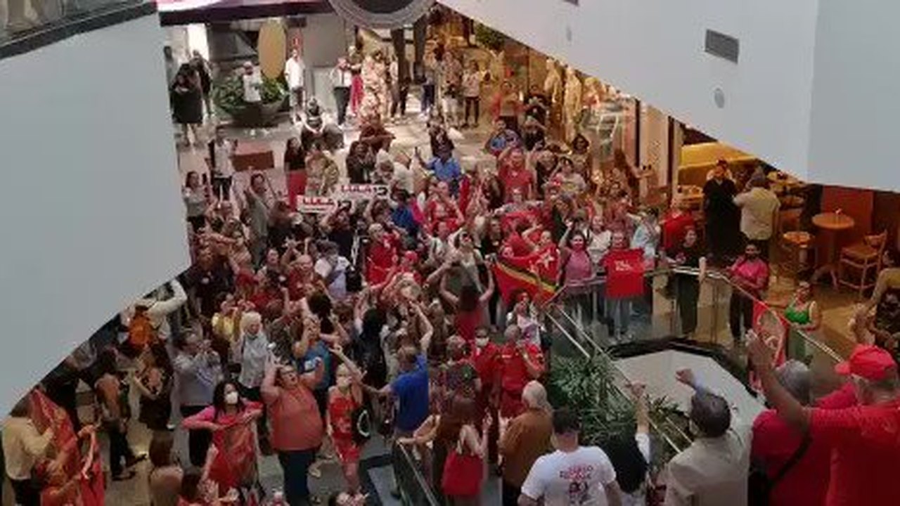 Apoiadores de Lula fazem ‘rolezinho’ em shopping de Brasília