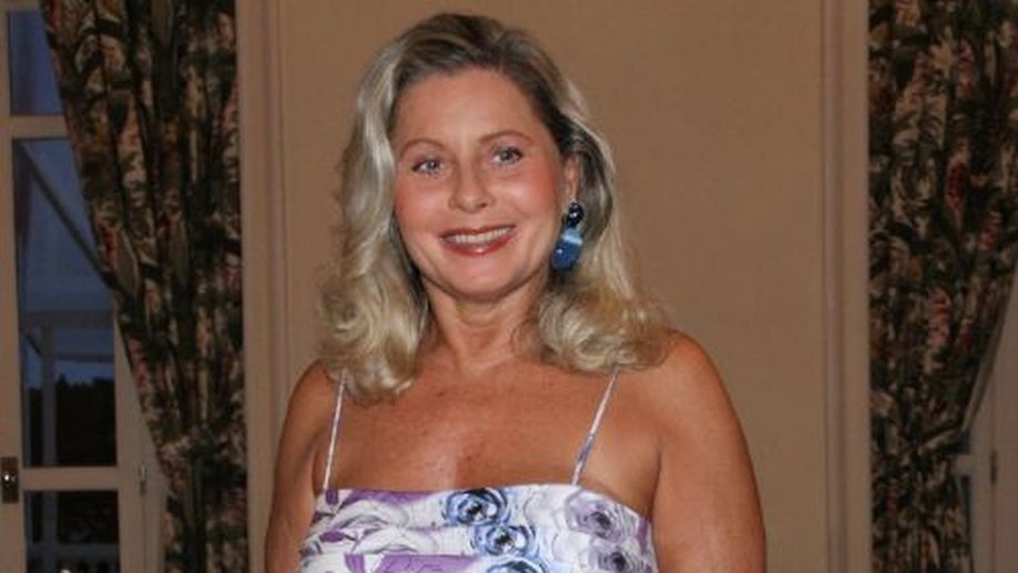 Depois de reabilitação, Vera Fischer aparece em tarde de autógrafos