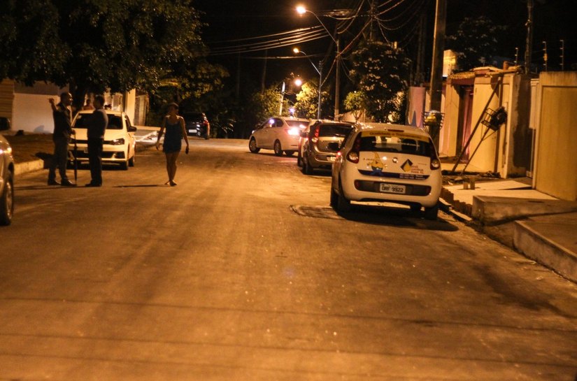 Prefeito Rui Palmeira entrega rua pavimentada no bairro da Serraria