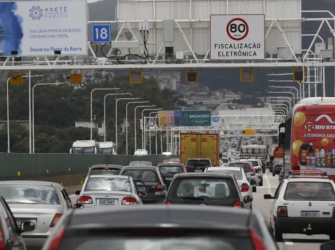 Carro é o principal meio de transporte para o trabalho, diz Censo