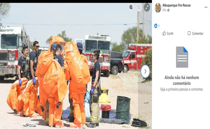 Membros do Corpo de Bombeiros de Albuquerque atuando no local afetado nesta quarta-feira