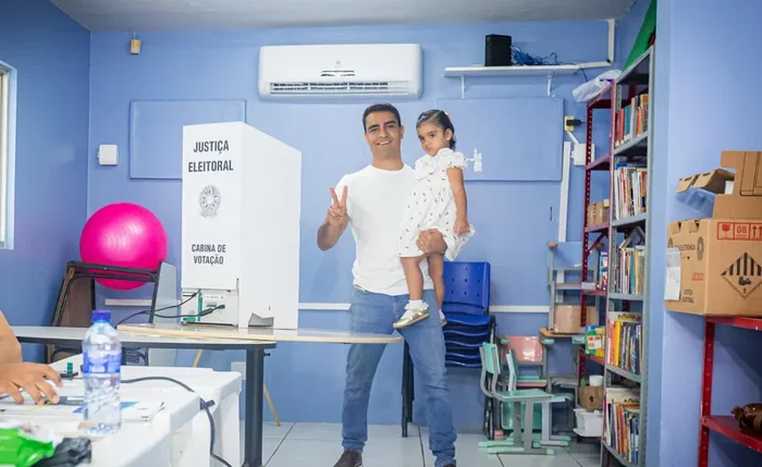  JHC durante votação nas eleições de 2024, em Maceió