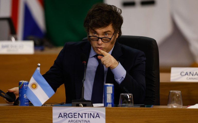 Milei restringe imigração e permanência de estrangeiros na Argentina