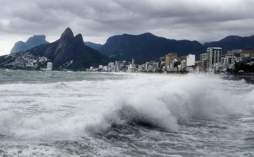 Mar do Rio tem ondas de até 2,5 metros até o fim desta sexta-feira