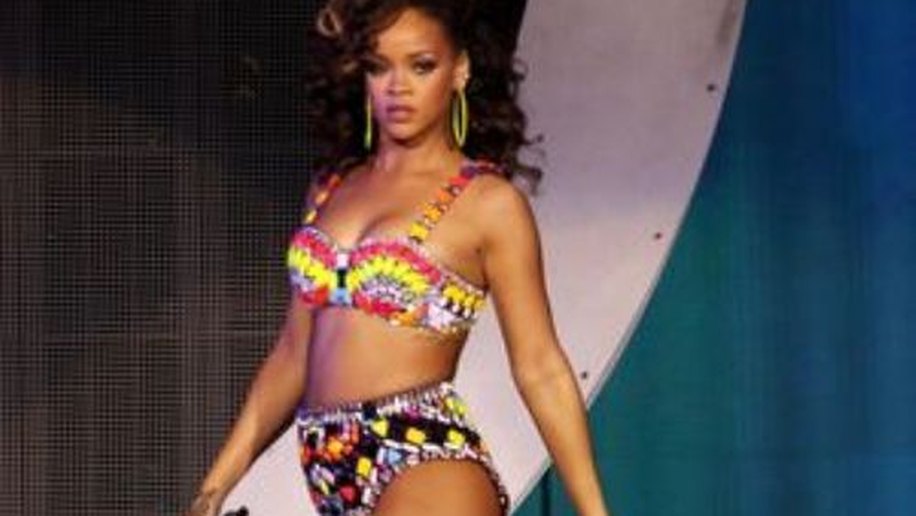 Solteira, Rihanna reclama e diz sentir falta de sexo