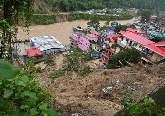 Índia: fortes chuvas provocam inundações e deslizamentos no Himalaia e matam 50