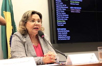 Tereza Nelma quer Auxílio Inclusão Digital para estudantes de escolas públicas