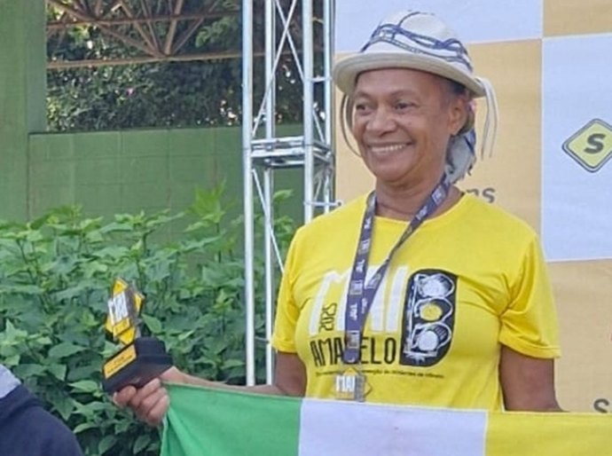 Carminha sobe ao pódio com a bandeira de Arapiraca na Corrida Maio Amarelo em São Paulo
