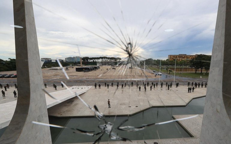 Mídia: Justiça argentina emite mandados de prisão contra foragidos brasileiros do 8 de janeiro