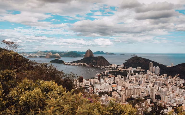 Desaparecimento de professor aposentado na trilha do Morro da Urca chega a uma semana; bombeiros ampliam buscas