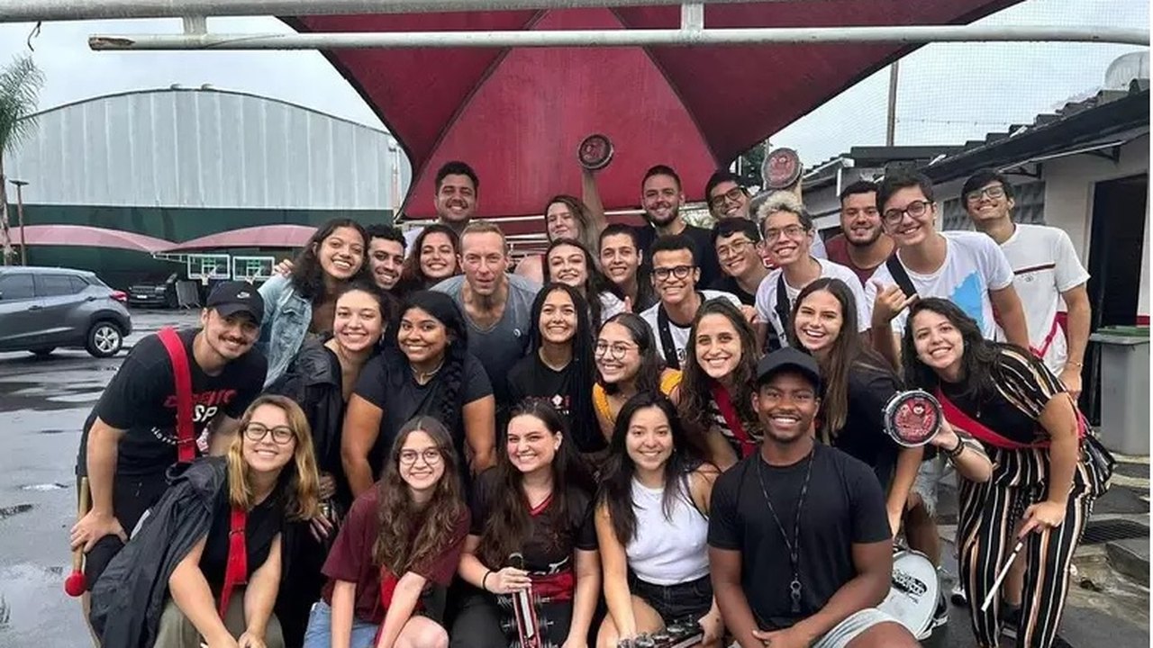 Chris Martin faz visita surpresa em ensaio de alunos da USP
